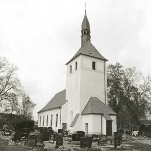 Köhra (Belgershain-Köhra). Pfarrkirche (Baubeginn wohl 12. Jh., Umbau 1770 und 1888). Ansicht über den Kirchhof von Südost