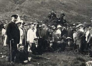 Norwegen. Gruppenbild mit Touristen der Hapag und Samen an ihrem Lager bei Tromsø