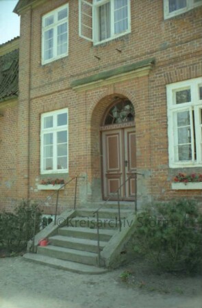 Gut Tangstedt: ehemaliges Kavalierhaus: Vorderfront: Teilansicht: Mittelrisalit mit Treppe und Eingangsportal