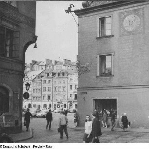 Warszawa, Polen (Warschau). Stare Miasto (Altstadt). Durchblick zum Rynek (Ring) von Südosten mit Sonnenuhr