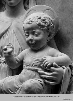 Grabmal der Maria von Aragon : Madonnentondo mit fliegenden Engeln