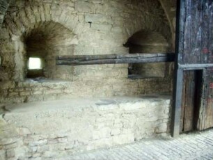 Stadtbefestigung - Stadttor (oberes Maintor)-Durchfahrt im Osten mit Schießkammern (Büchsenscharten)