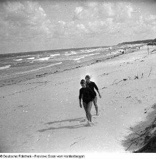 Ostsee; Gisela mit Reifen, beim Sprung
