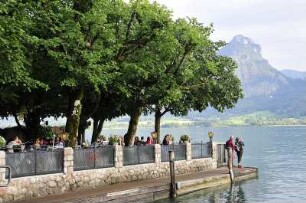 Sankt Wolfgang - Wolfgangsee : Sankt Wolfgang am Wolfgangsee im Salzkammergut gehört zu den bekanntesten Urlaubsorten Österreichs. Bild: Freiluft-Gaststätte am Wolfgangsee. 2008