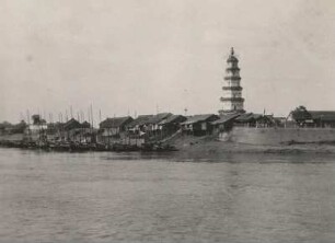 China. Yangtse oberhalb Hankau bei Wuhan. Die Pagode von Shasi (wichtiger Waren-Umschlagplatz)
