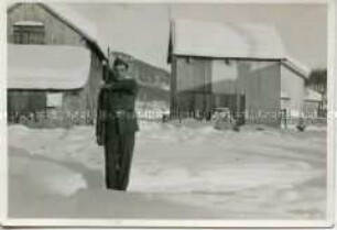 Soldat beim Exerzieren im Schnee