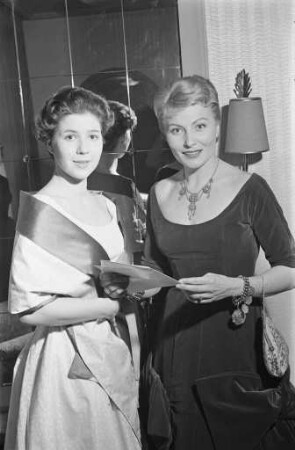 Besuch der Schauspielerinnen Winnie Markus und Christiane Hörbiger-Wessely in Karlsruhe anläßlich der Erstaufführung des Films "Kronprinz Rudolfs letzte Liebe".