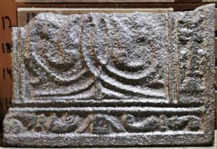 Fragment einer Ofenplatte, Rankenwerk