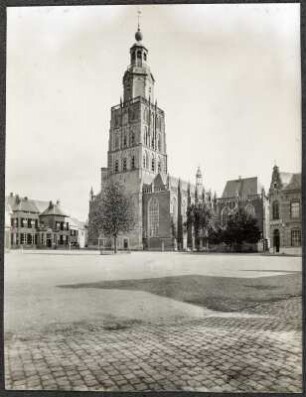 Zutphen, Niederlande. Walburgiskerk (Walburgiskirche). Straßenansicht