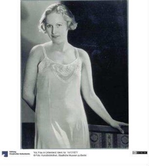 Frau in Unterkleid