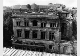Blick vom Dach des Alten Museums auf den zerstörten Übergang und die zerstörte Fassade des Neuen Museums