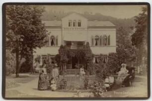 Bad Schandau. Pension Sendig, Villa Lucia. Gartenfront mit Pensionsgästen im Vordergrund