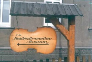 Markneukirchen. Hinweisschild "Musikinstrumenten-Museum"