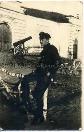 Der Soldat Max Musiol vor einer Festung