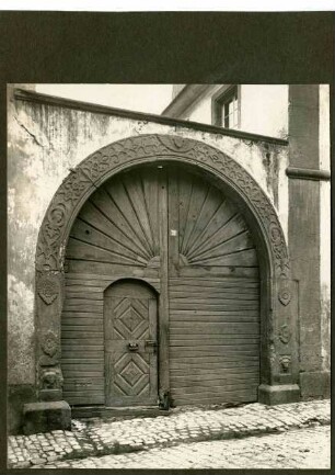 Haus 38 Tor mit Engelsköpfchen im Schlußstein. Am Gewände Kopfmedaillons und Löwenköpfe