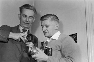 Erich Pohl und Erich Höhne mit ihren Kameras beim "Fachsimpeln"