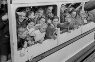 Dampferfahrt von Treptow : Winkende Schiffspassagiere