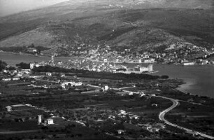 Trogir: Blick von der Passstraße auf Meerenge und Trogir