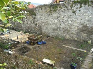 Stadtbefestigung-Ansicht im Osten-Stadtmauer im Süden am Rathausgassenturm (Wehrgang im 18 Jh abgetragen) über Feldseite-ehemaliger Stadtgraben aufgefüllt und jetzt Garten