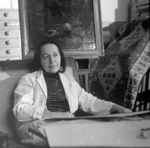 Professor Lea Grundig (1906-1977) mit einer Schülerin in ihrem Atelier