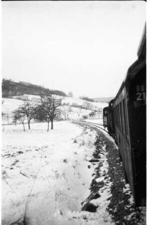 Lok 21 und Lok 15, Blick auf den Bahnübergang bei Killer, und Personenwagen BB 21, Baujahr 1908, 2009 als Museumsfahrzeug vorhanden