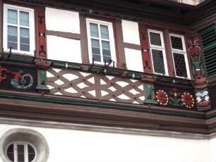 Rathaus-Ansicht von Westnordwesten über Traufseite-Fachwerkobergeschoß im Norden mit Struktur sowie Ornamentik (Holzschnitzerei) in Farbigkeit