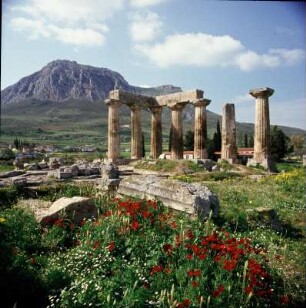 Alt-Korinth. Apollontempel. Agorá. Blick aus der Cella des Apollontempels auf Akrokorinth, 375 m