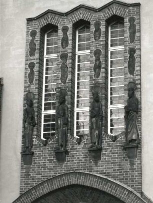 Dresden-Trachau, Kopernikusstraße 40. Apostelkirche (1927/1928; O. Hempel). Fenster über dem Hauptportal mit Apostelfiguren