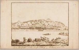 Schloss Pillnitz bei Dresden vom linken Ufer über die Elbe mit Gondel gesehen, im Hintergrund links die künstliche Ruine und rechts der Borsberg