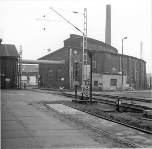 Riesa. Bahnhof. Ringlokschuppen von Norden, im Vordergrund Bahnhofsgleise
