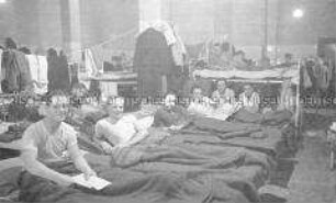 Selbstversenkung des Hochseepassagierdampfers "Columbus" am 19. Dezember 1939, Besatzungsangehörige im Internierungslager auf Ellis Island, in Feld- und Etagenbetten liegend