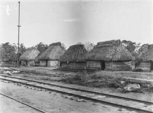 Hüttenansicht : Hütten an einer Schienenstrecke
