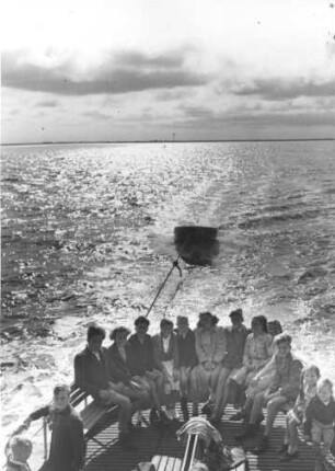 Besucher bei der Überfahrt auf die Hallig Süderoog