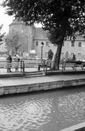 Colmar: Außenansicht Unterlinden-Museum, Vordergrund Wasser