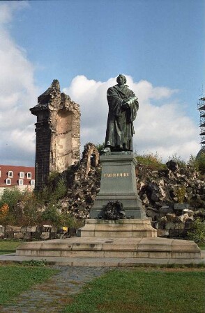 Martin-Luther-Denkmal : Dresden-Altstadt. Martin-Luther-Denkmal vor der Ruine der Frauenkirche