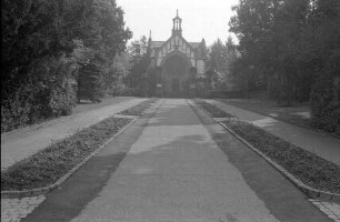 Anbringung von Blumenrabatten auf dem Zufahrtsweg zum Bergfriedhof Durlach