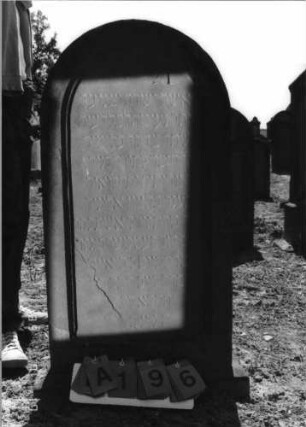 Grabstein 196 (Index: 99797641) Material: Sandstein, rot Zustand: leicht verwittert Maße HxBxT: 109x54x13 cm Beschreibung: Stele, Rundbogenabschluß, Sockel: Grabstein 196A (Detailaufnahme 1)
