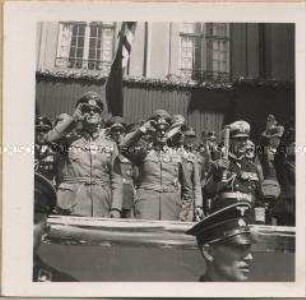 Großadmiral Reeder, Generaloberst von Brauchitsch und Generaloberst Keitel auf der Ehrentribüne