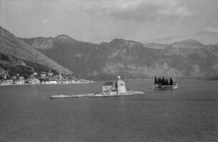 Montenegro, Bucht von Kotor, Blick auf die Inseln Gospa od Škrpjela und Sveti Đorđe