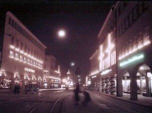 Freiburg: Kaiserstraße in Weihnachtsbeleuchtung, Haltestelle am Bertoldsbrunnen