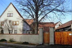 Gehöft mit verputzter Hofmauer; Wohnhaus verputzt