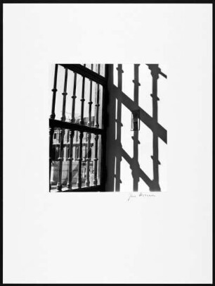 Madrid. Fenstergitter, Schattenbild werfend