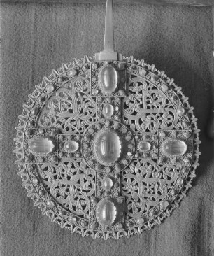 Scheibenkreuz mit gerippten Ranken