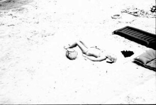 Lopud: Mädchen im Bikini, am Strand liegend