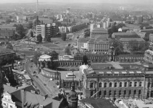 Dresden-Altstadt. Zwinger, Postplatz und Schauspielhaus. Blick vom Turm der Katholischen Hofkirche nach Südwesten