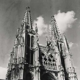 Spanien. Burgos. Frontansicht der im 15. Jahrhundert im gotischen Baustil errichteten Kathedrale von Burgos.