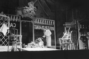 Szenenbilder aus der Komödie "Der Löwe auf dem Marktplatz" von Ilja Grigorjewitsch Ehrenburg an der Volksbühne Berlin