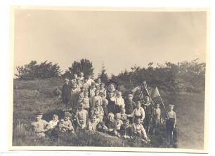 Knabenbürgerschule Ausflug 1931. Velmerstot bei Horn. Ausflug einer Klasse der Detmolder Knabenbürgerschule (später: Weerthschule),. abgegeben von Frau Lieselotte Heldmann, Februar 2012 (als Lieselotte Dierks mit auf dem Bild)