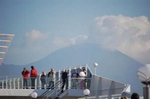 Kreuzfahrtschiff "Musica" : Passagiere auf Deck 14 des Kreuzfahrtschiffes "Musica", vorn Vesuv-Gipfel bei Neapel, Italien, aufgenommen 2006