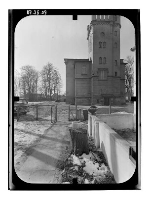 Märkisch Wilmersdorf. Gutshaus (1801, Umbau 1901). Seitenansicht mit Wohnturm (Teilansicht)